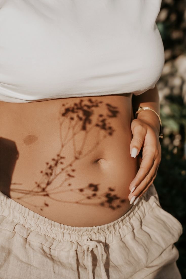 Barriga de embarazada con sombras florales — psicóloga perinatal online Mireia Arroyo
