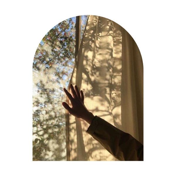 Mano apoyada en una ventana con luz cálida — psicología online para cuando algo no va bien